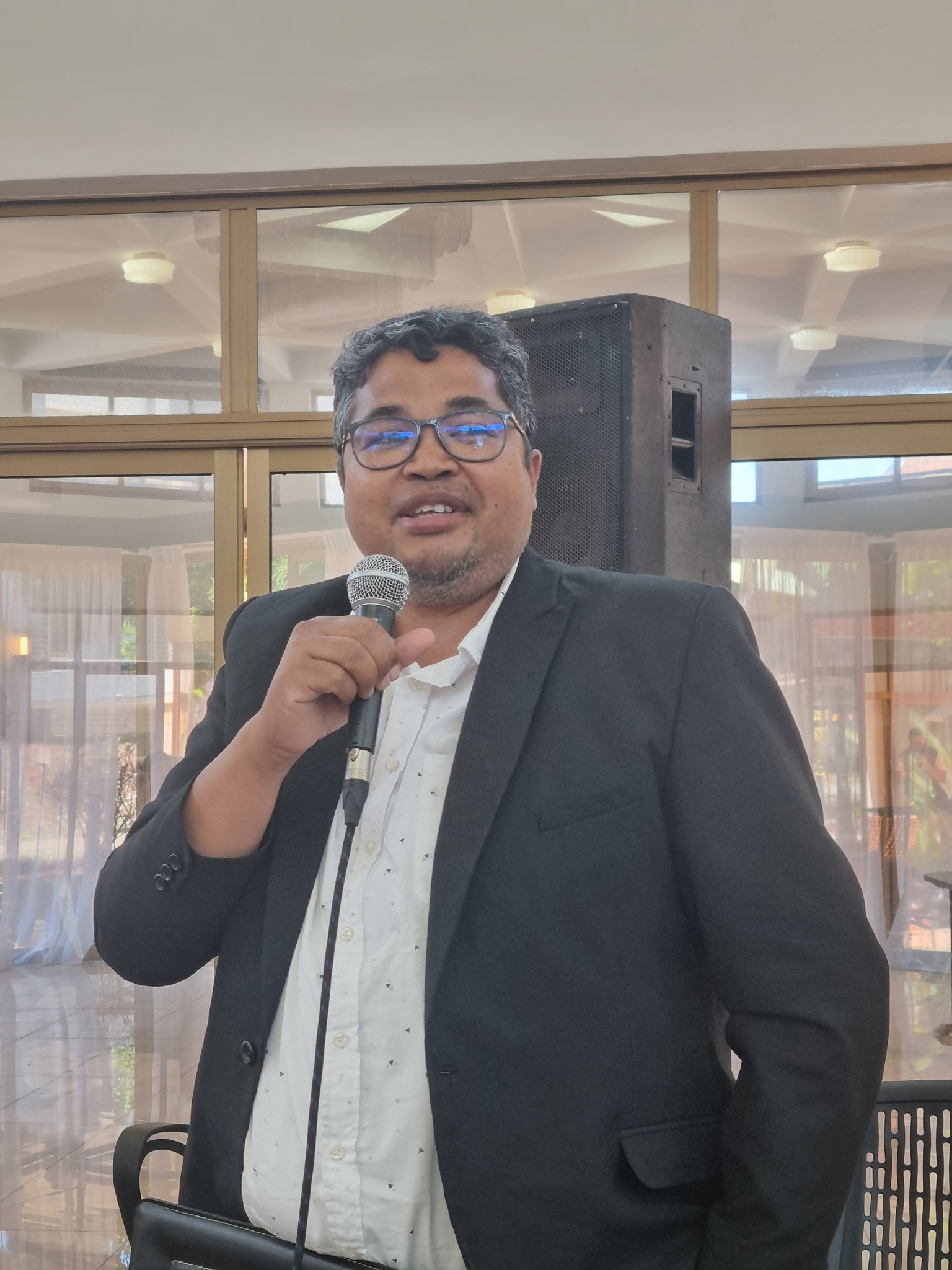 HIAINGA AVY AMIN'IREO MPANAO GAZETY SY IREO MATIHANINA AMIN'NY ASA FANAOVAN-GAZETY ARY IREO MPISEHATRA NY FANITSIANA NY LALANA MIFEHY NY SERASERA AMIN'NY HAINO AMAN-JERY SY NY KOLONTSAINA.