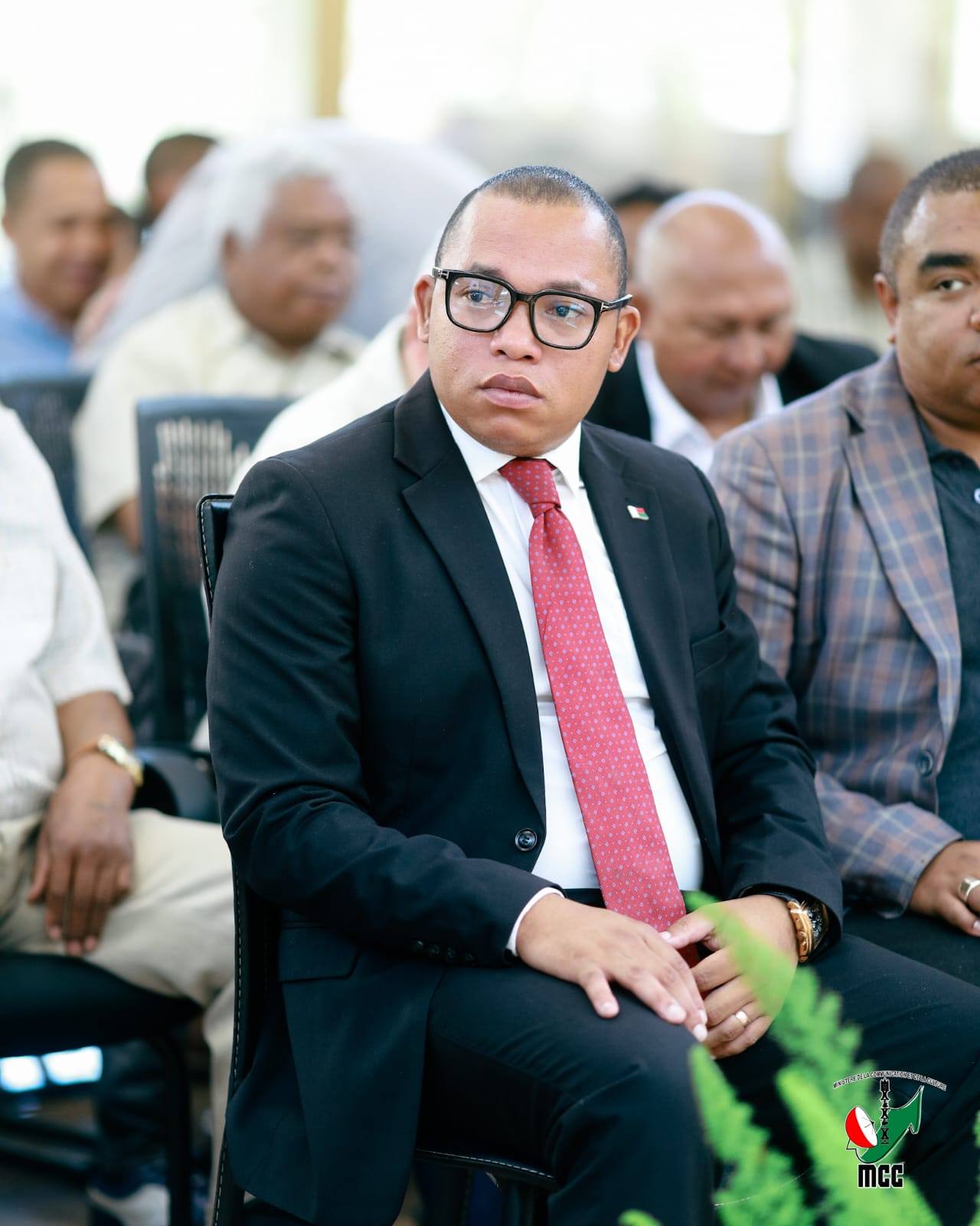 HIAINGA AVY AMIN'IREO MPANAO GAZETY SY IREO MATIHANINA AMIN'NY ASA FANAOVAN-GAZETY ARY IREO MPISEHATRA NY FANITSIANA NY LALANA MIFEHY NY SERASERA AMIN'NY HAINO AMAN-JERY SY NY KOLONTSAINA.