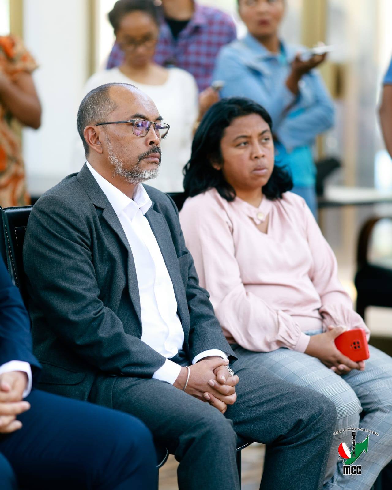 HIAINGA AVY AMIN'IREO MPANAO GAZETY SY IREO MATIHANINA AMIN'NY ASA FANAOVAN-GAZETY ARY IREO MPISEHATRA NY FANITSIANA NY LALANA MIFEHY NY SERASERA AMIN'NY HAINO AMAN-JERY SY NY KOLONTSAINA.