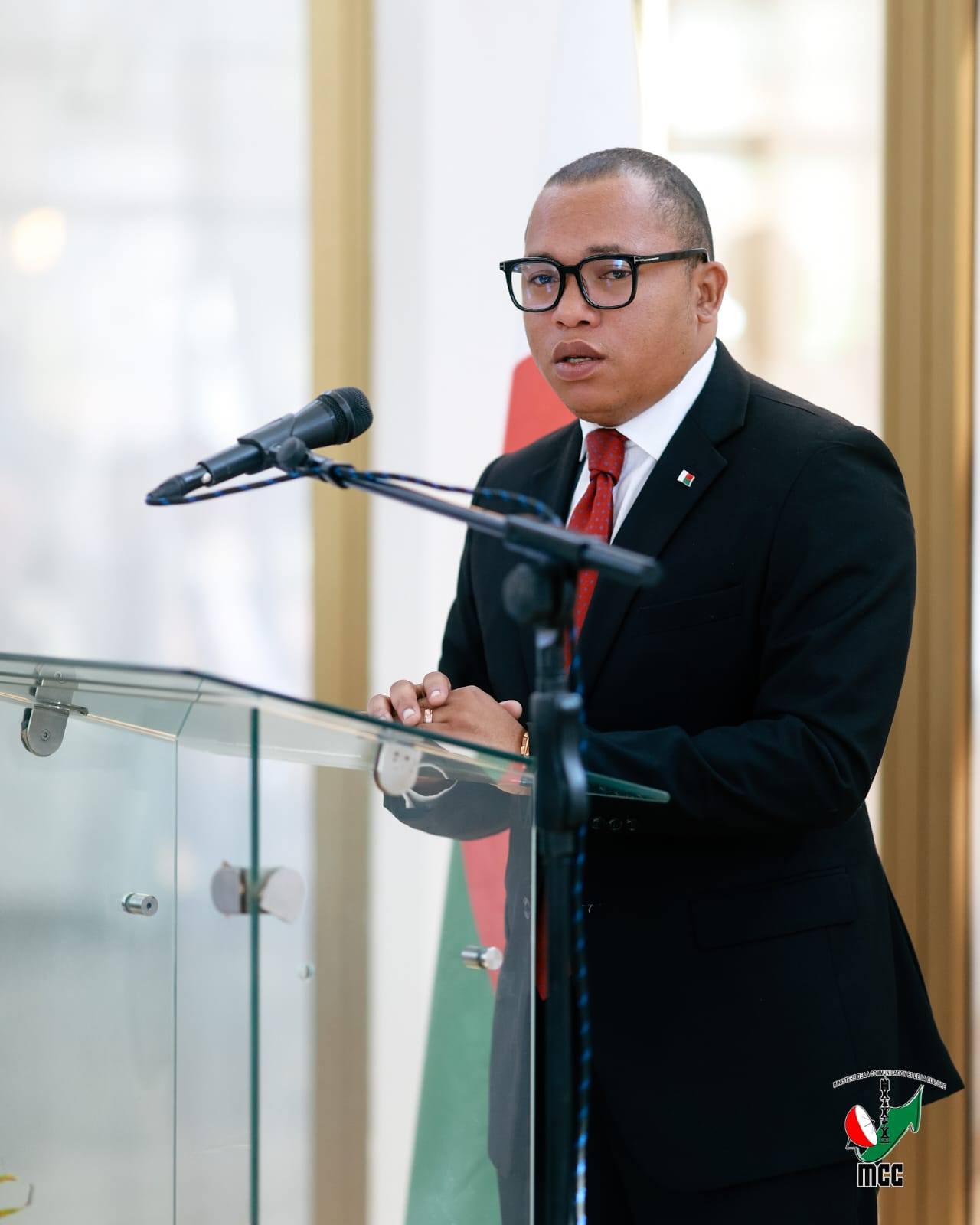 HIAINGA AVY AMIN'IREO MPANAO GAZETY SY IREO MATIHANINA AMIN'NY ASA FANAOVAN-GAZETY ARY IREO MPISEHATRA NY FANITSIANA NY LALANA MIFEHY NY SERASERA AMIN'NY HAINO AMAN-JERY SY NY KOLONTSAINA.