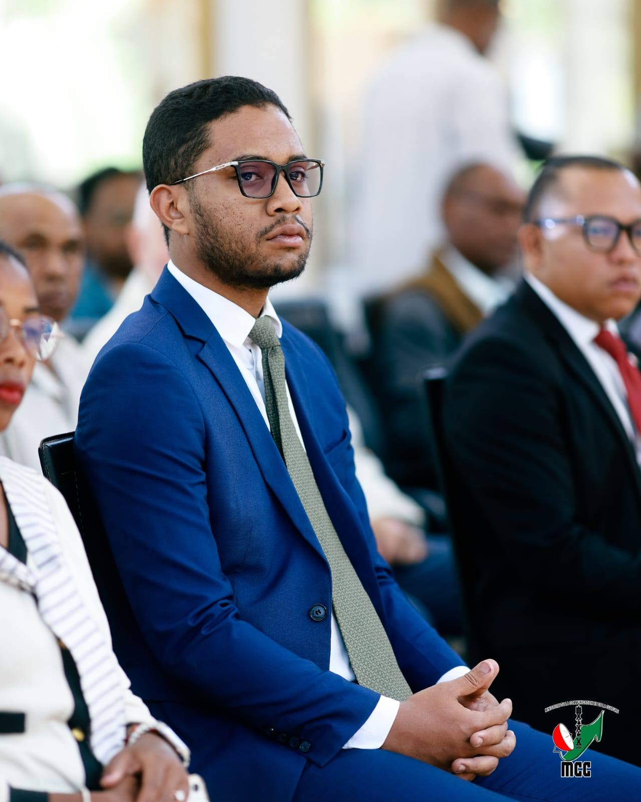 HIAINGA AVY AMIN'IREO MPANAO GAZETY SY IREO MATIHANINA AMIN'NY ASA FANAOVAN-GAZETY ARY IREO MPISEHATRA NY FANITSIANA NY LALANA MIFEHY NY SERASERA AMIN'NY HAINO AMAN-JERY SY NY KOLONTSAINA.