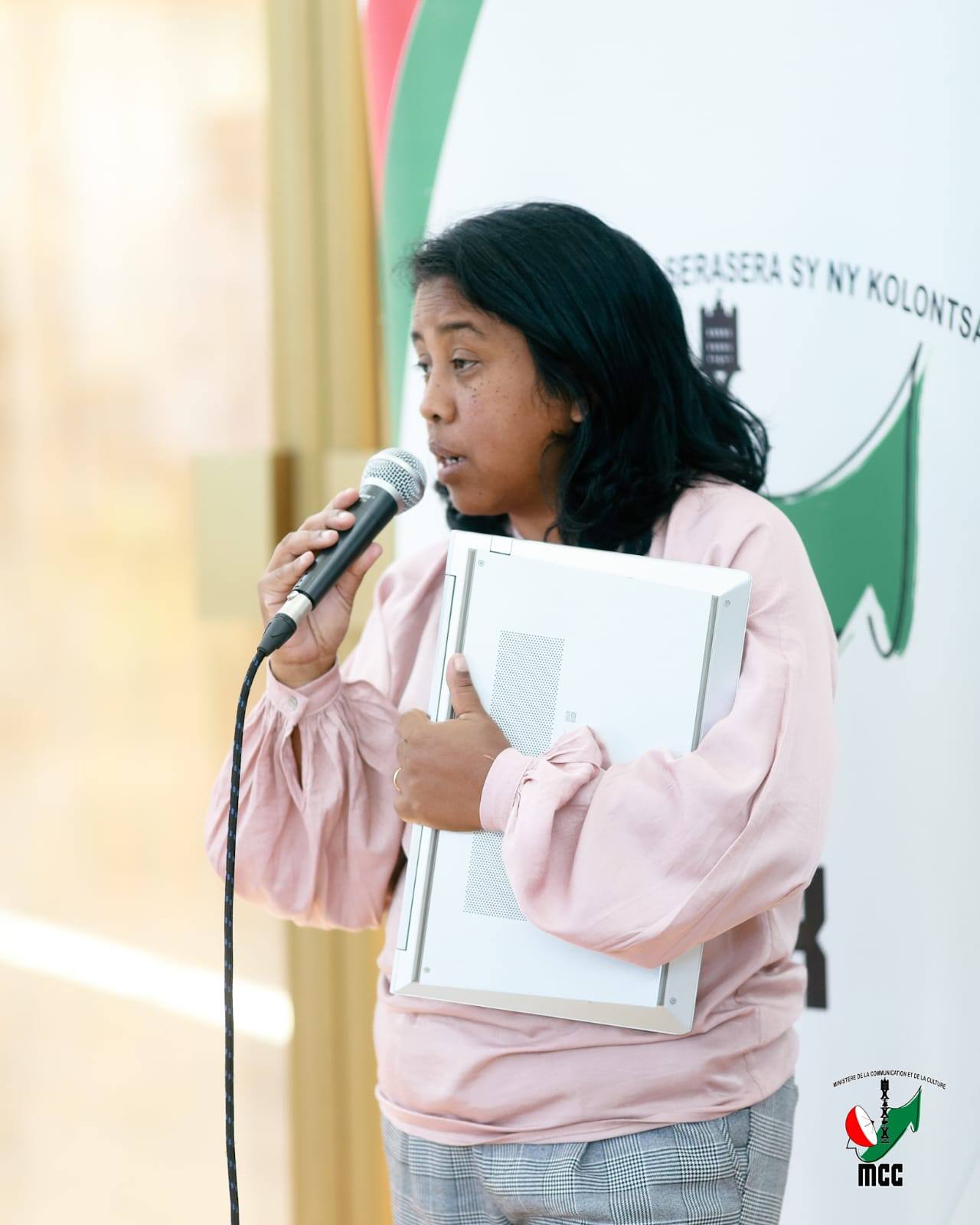 HIAINGA AVY AMIN'IREO MPANAO GAZETY SY IREO MATIHANINA AMIN'NY ASA FANAOVAN-GAZETY ARY IREO MPISEHATRA NY FANITSIANA NY LALANA MIFEHY NY SERASERA AMIN'NY HAINO AMAN-JERY SY NY KOLONTSAINA.