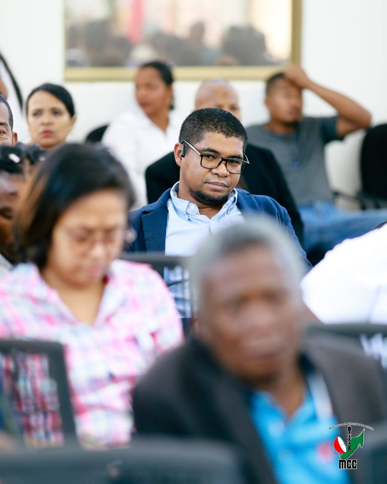 HIAINGA AVY AMIN'IREO MPANAO GAZETY SY IREO MATIHANINA AMIN'NY ASA FANAOVAN-GAZETY ARY IREO MPISEHATRA NY FANITSIANA NY LALANA MIFEHY NY SERASERA AMIN'NY HAINO AMAN-JERY SY NY KOLONTSAINA.