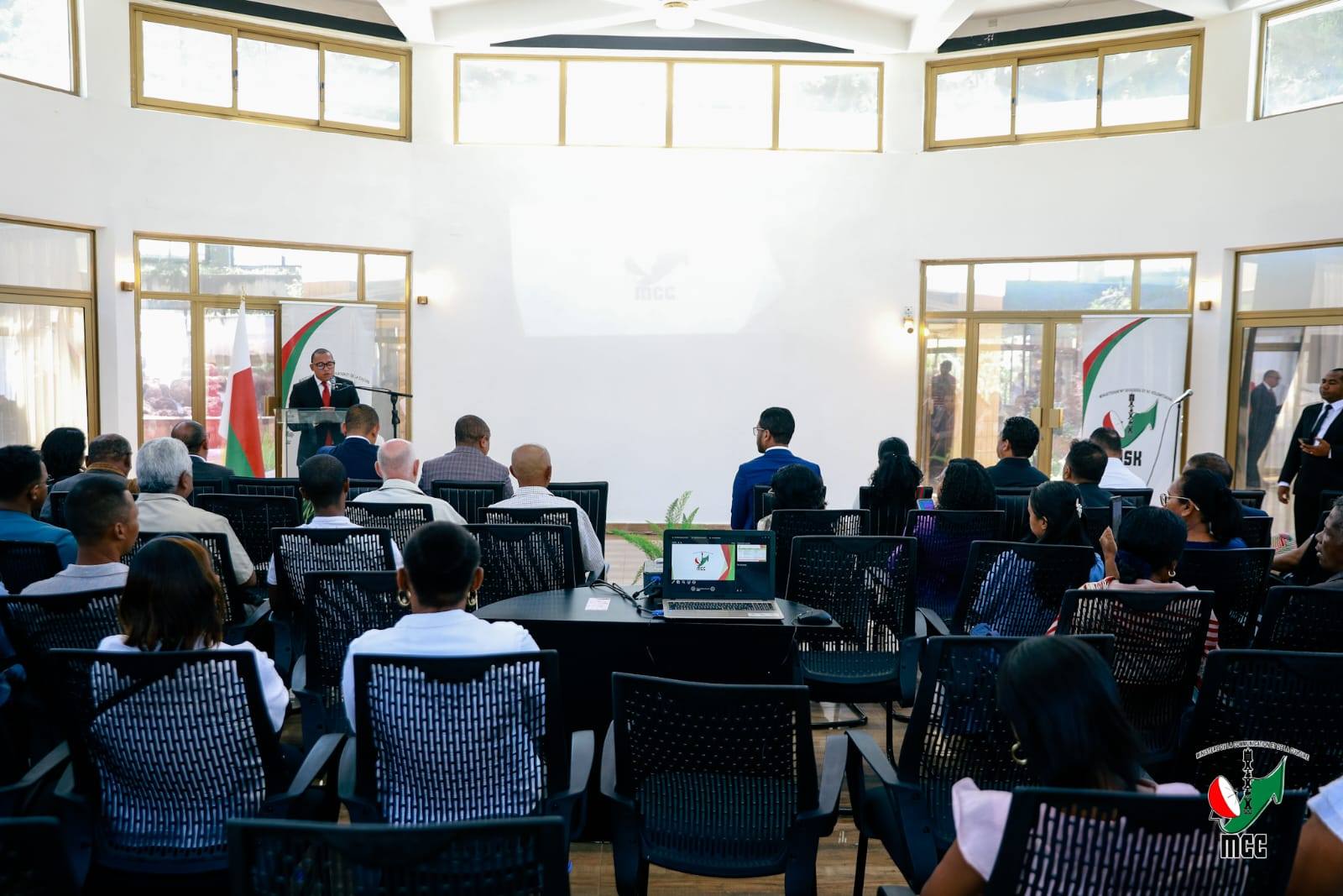 HIAINGA AVY AMIN'IREO MPANAO GAZETY SY IREO MATIHANINA AMIN'NY ASA FANAOVAN-GAZETY ARY IREO MPISEHATRA NY FANITSIANA NY LALANA MIFEHY NY SERASERA AMIN'NY HAINO AMAN-JERY SY NY KOLONTSAINA.