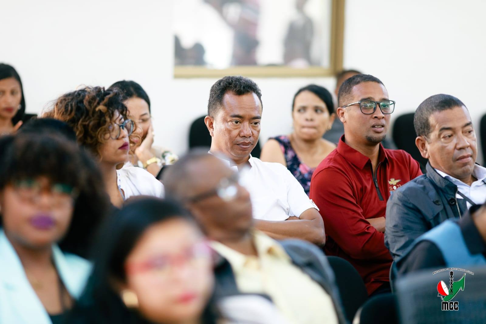 HIAINGA AVY AMIN'IREO MPANAO GAZETY SY IREO MATIHANINA AMIN'NY ASA FANAOVAN-GAZETY ARY IREO MPISEHATRA NY FANITSIANA NY LALANA MIFEHY NY SERASERA AMIN'NY HAINO AMAN-JERY SY NY KOLONTSAINA.