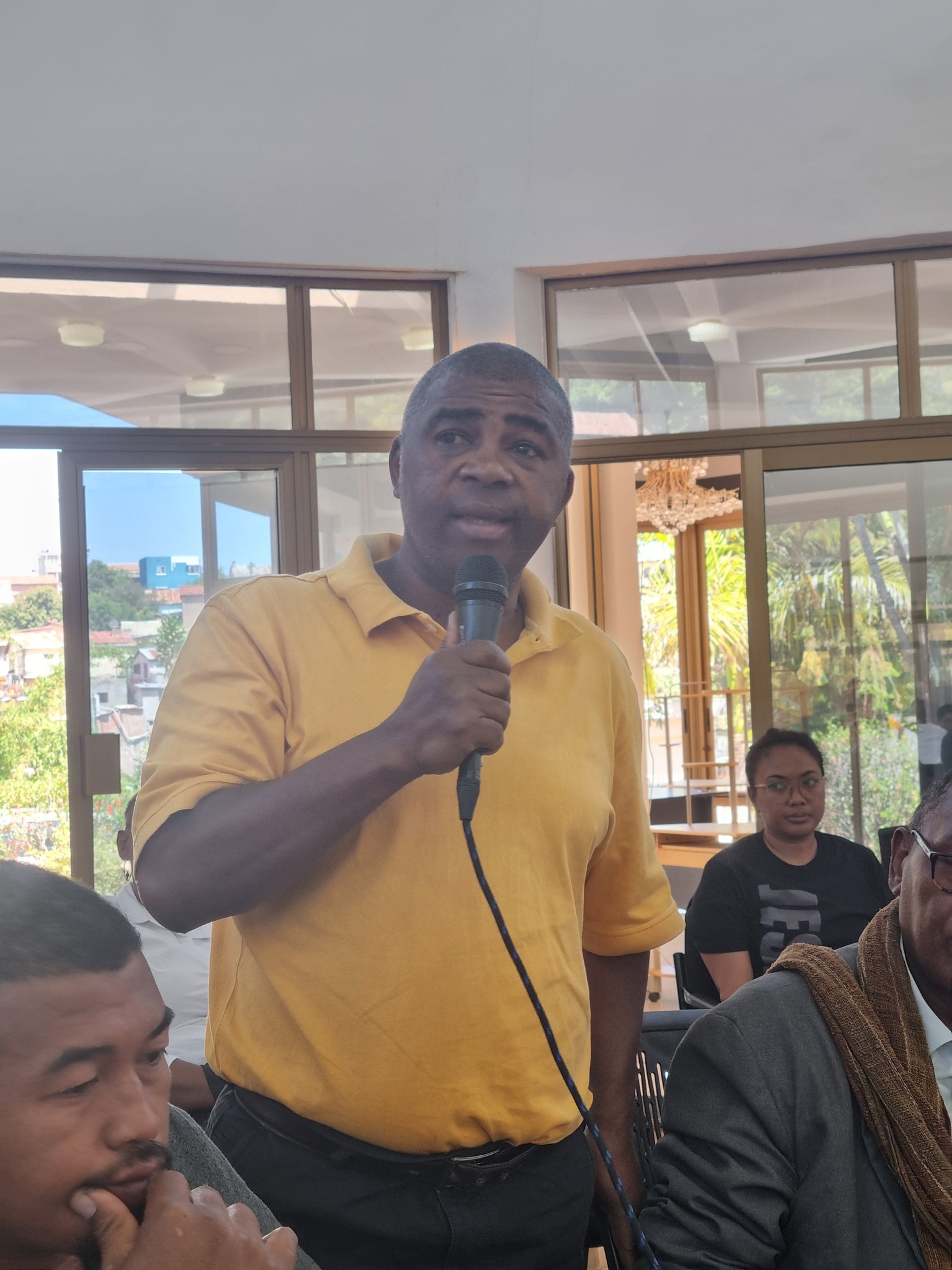 HIAINGA AVY AMIN'IREO MPANAO GAZETY SY IREO MATIHANINA AMIN'NY ASA FANAOVAN-GAZETY ARY IREO MPISEHATRA NY FANITSIANA NY LALANA MIFEHY NY SERASERA AMIN'NY HAINO AMAN-JERY SY NY KOLONTSAINA.