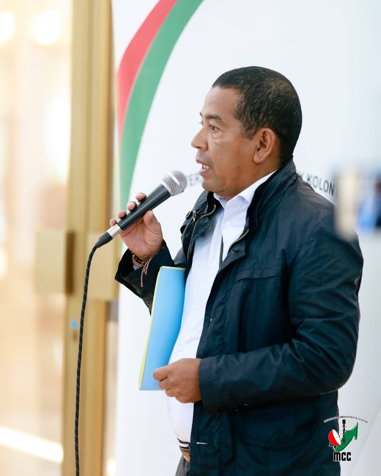 HIAINGA AVY AMIN'IREO MPANAO GAZETY SY IREO MATIHANINA AMIN'NY ASA FANAOVAN-GAZETY ARY IREO MPISEHATRA NY FANITSIANA NY LALANA MIFEHY NY SERASERA AMIN'NY HAINO AMAN-JERY SY NY KOLONTSAINA.