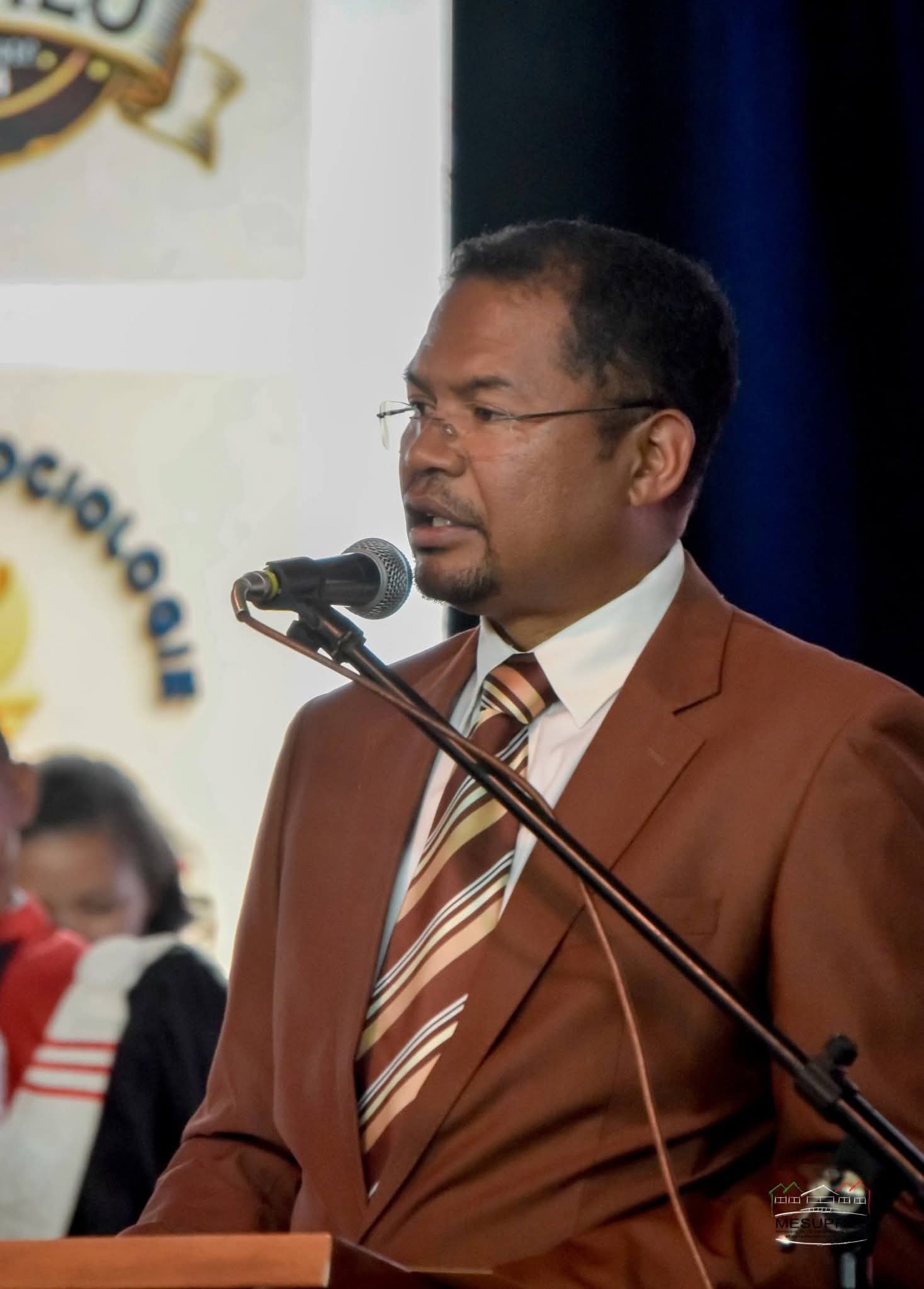 FAMPIANARANA AMBONY : LAHARAM-PAHAMEHANA NAPETRAKY NY FILOHA HO FANAVOTANA AN'I MADAGASIKARA.