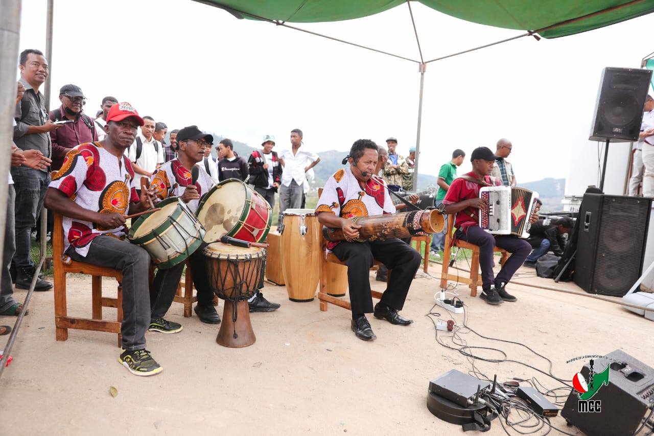 HAPETRAKA TSY HO ELA NY ANDROM-PIRENENA HO AN'NY KOLONTSAINA.