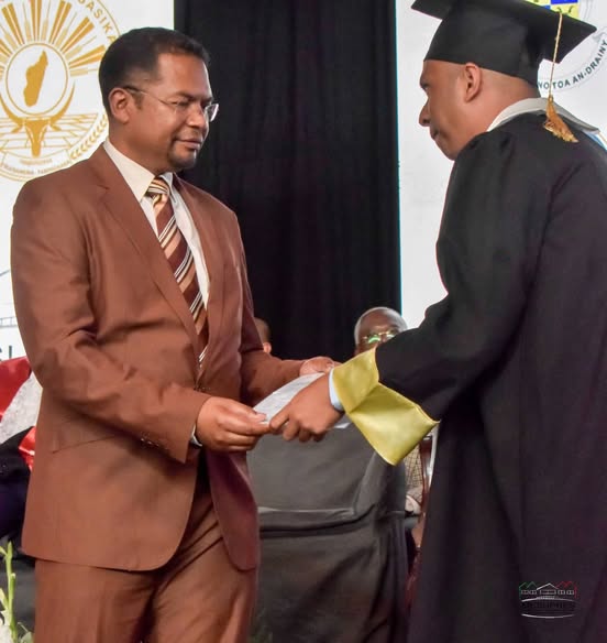 FAMPIANARANA AMBONY : LAHARAM-PAHAMEHANA NAPETRAKY NY FILOHA HO FANAVOTANA AN'I MADAGASIKARA.