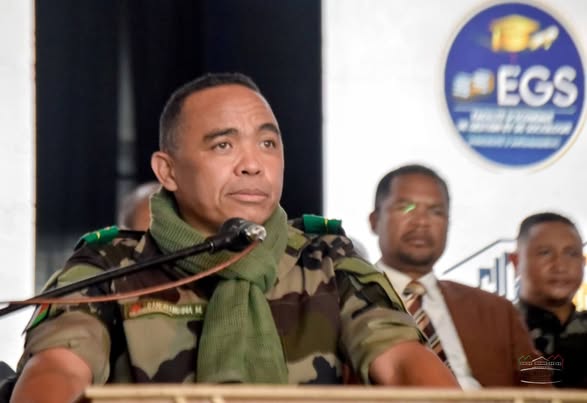 FAMPIANARANA AMBONY : LAHARAM-PAHAMEHANA NAPETRAKY NY FILOHA HO FANAVOTANA AN'I MADAGASIKARA.