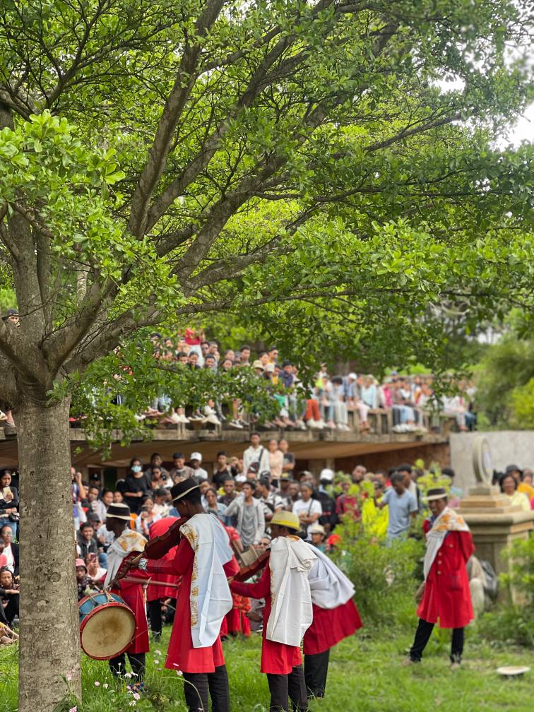 NAHASARIKA IREO MPIANATRY NY ANJERIMANONTOLO NY FAMPISEHOANA HIRAGASY NATAO TENY ANKATSO