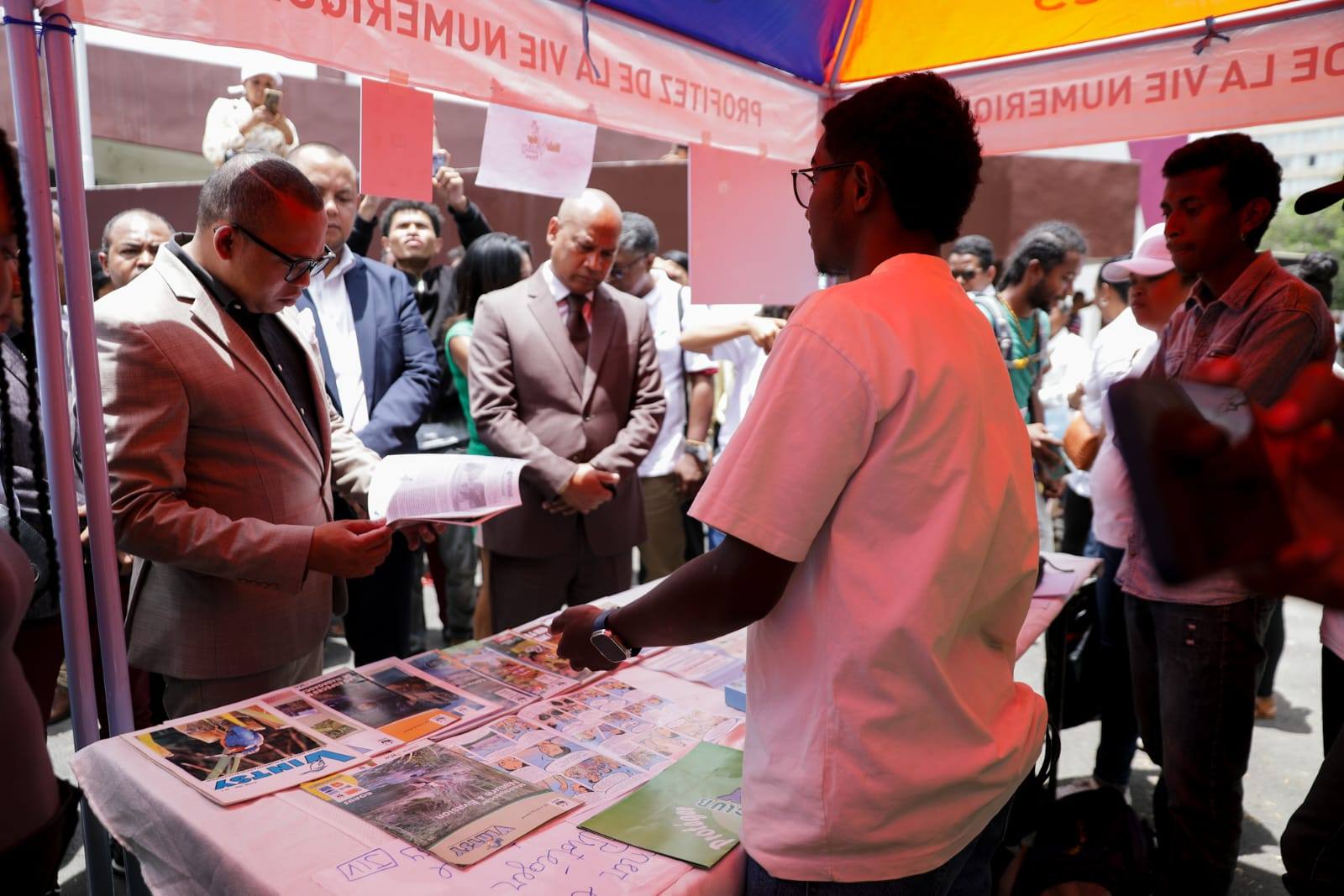 ANDRO IRAISAM-PIRENENA HO AN'NY MPIROTSAKA AN-TSITRAPO.