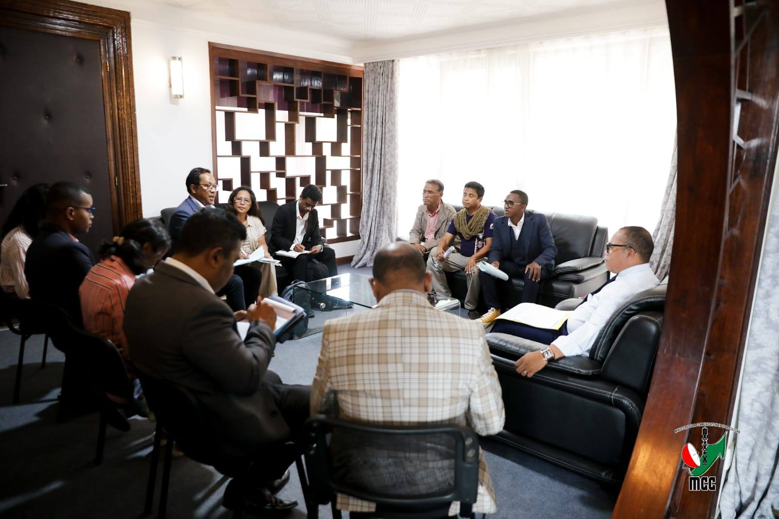 NY MPISEHATRA ARA-KOLONTSAINA SY IREO SOKAJINY.