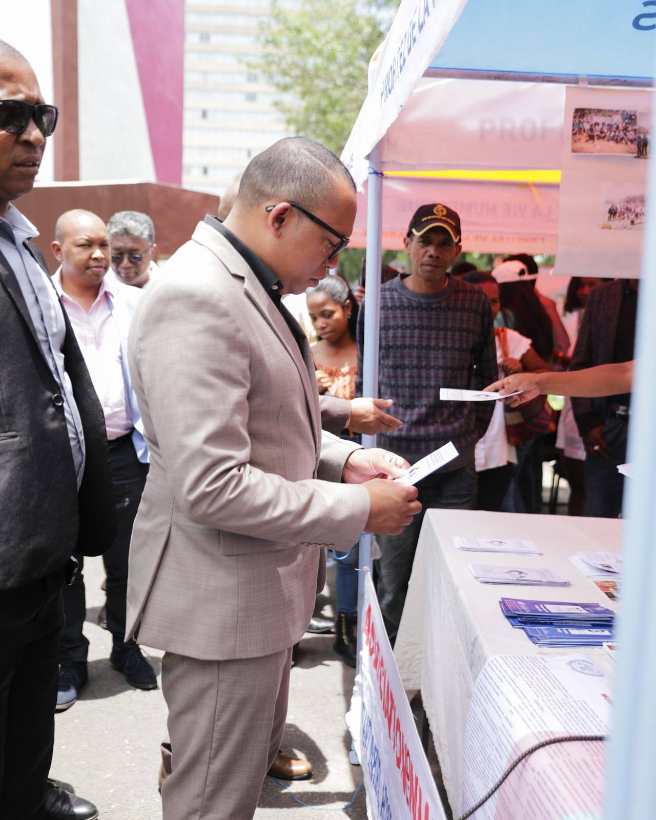 ANDRO IRAISAM-PIRENENA HO AN'NY MPIROTSAKA AN-TSITRAPO.