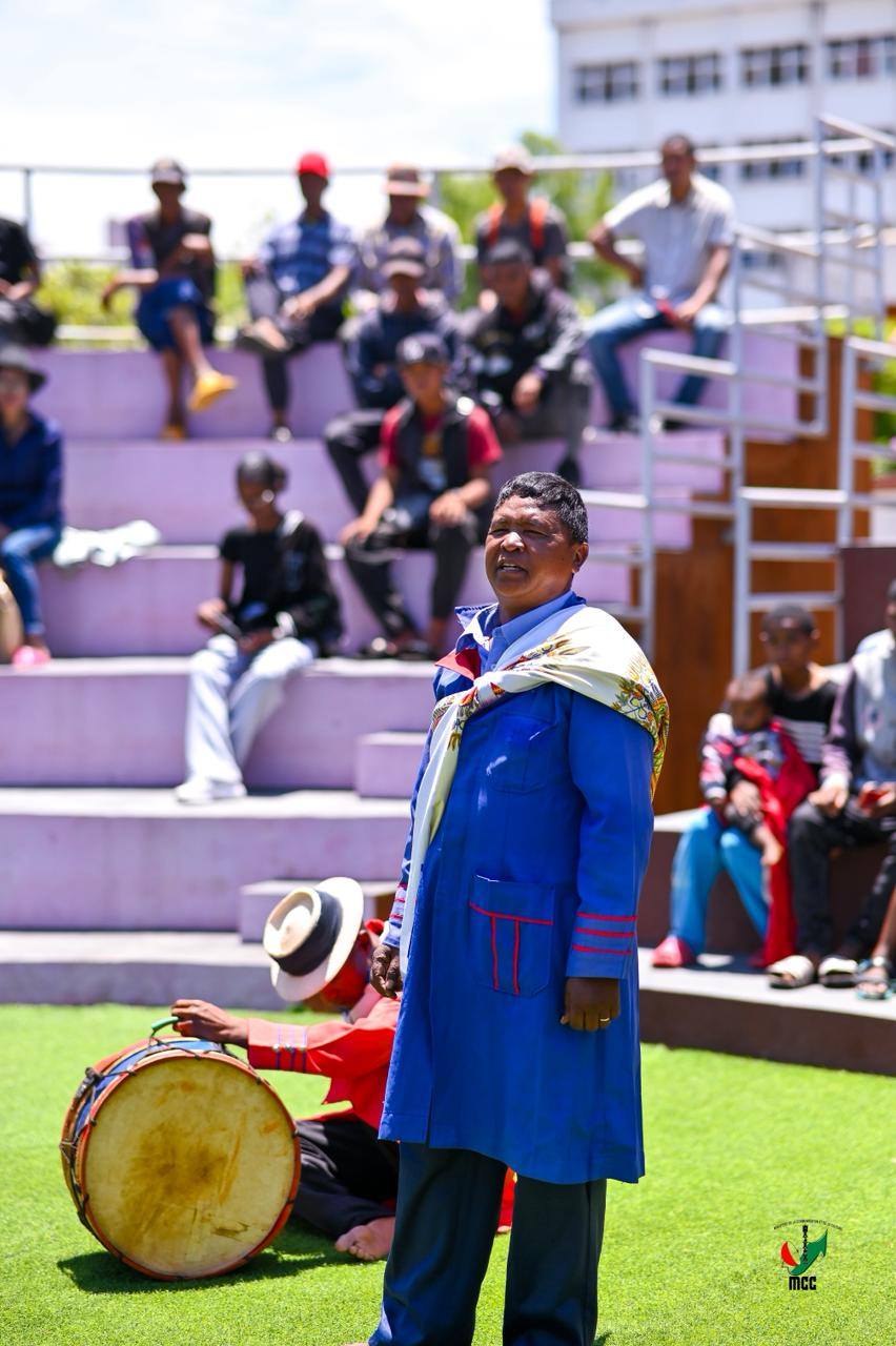 NANKASITRAHAN'NY MINISITERA I RANOELISON , ANDRAREZIN'NY HIRAGASY