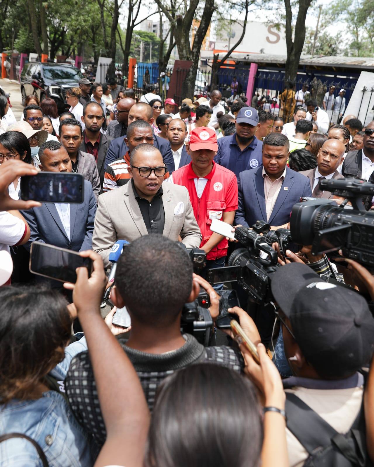 ANDRO IRAISAM-PIRENENA HO AN'NY MPIROTSAKA AN-TSITRAPO.