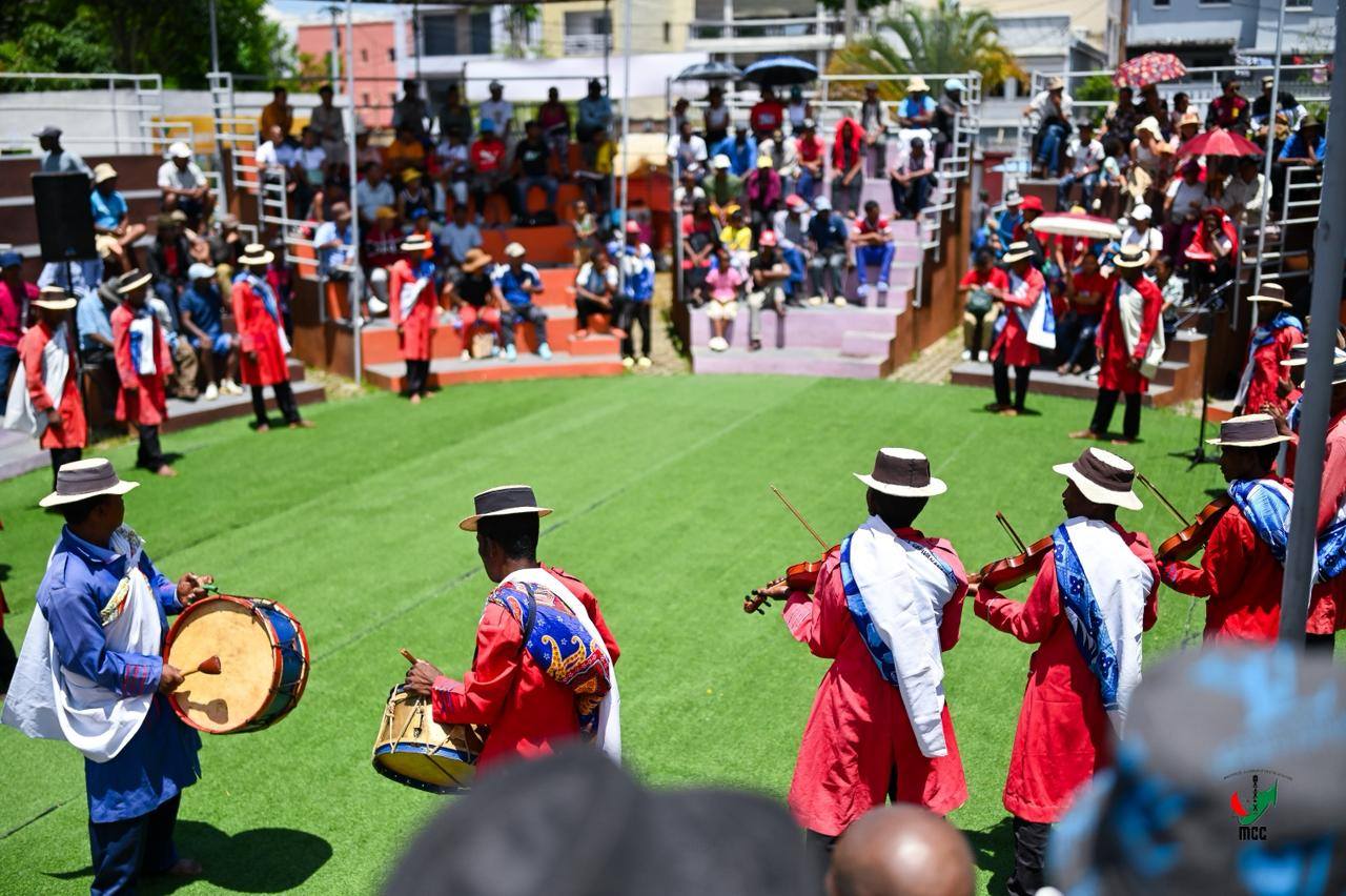 NANKASITRAHAN'NY MINISITERA I RANOELISON , ANDRAREZIN'NY HIRAGASY