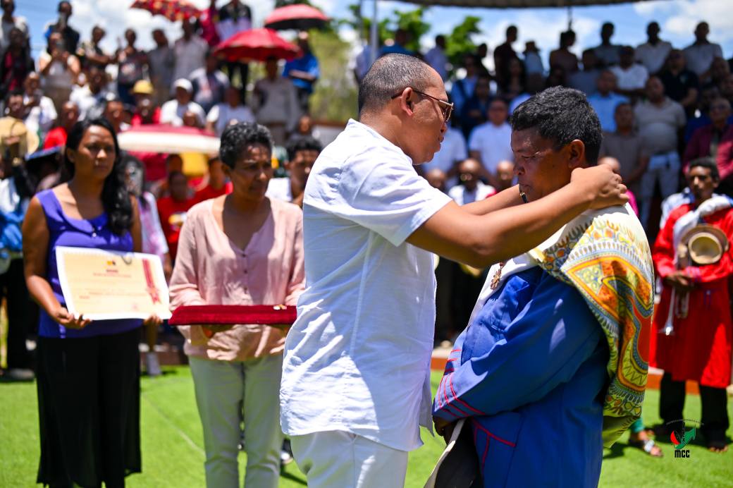 NANKASITRAHAN'NY MINISITERA I RANOELISON , ANDRAREZIN'NY HIRAGASY