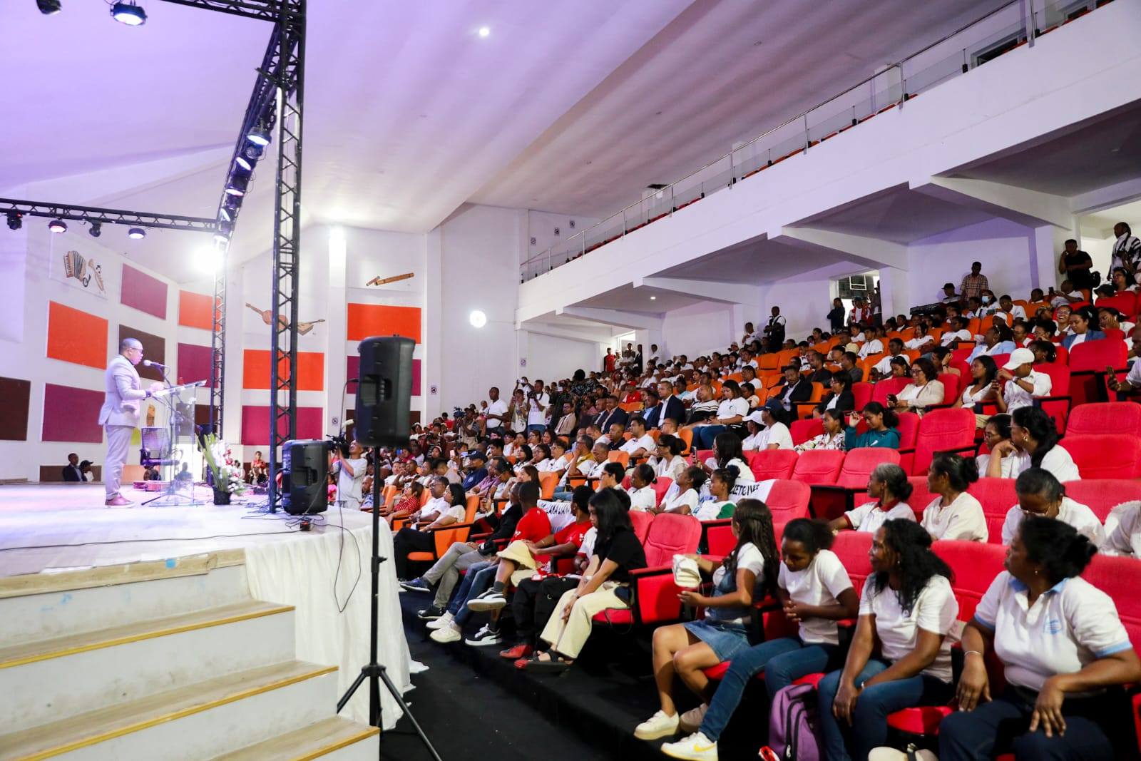 ANDRO IRAISAM-PIRENENA HO AN'NY MPIROTSAKA AN-TSITRAPO.