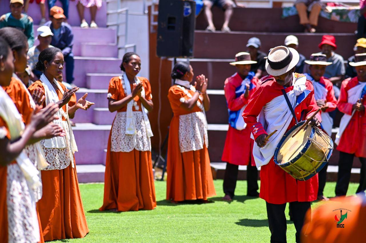 NANKASITRAHAN'NY MINISITERA I RANOELISON , ANDRAREZIN'NY HIRAGASY