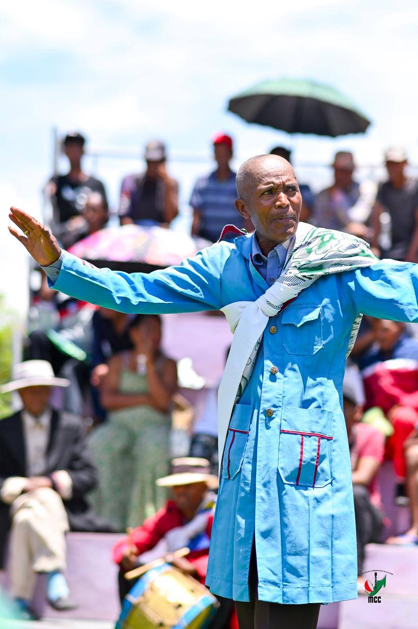 NANKASITRAHAN'NY MINISITERA I RANOELISON , ANDRAREZIN'NY HIRAGASY