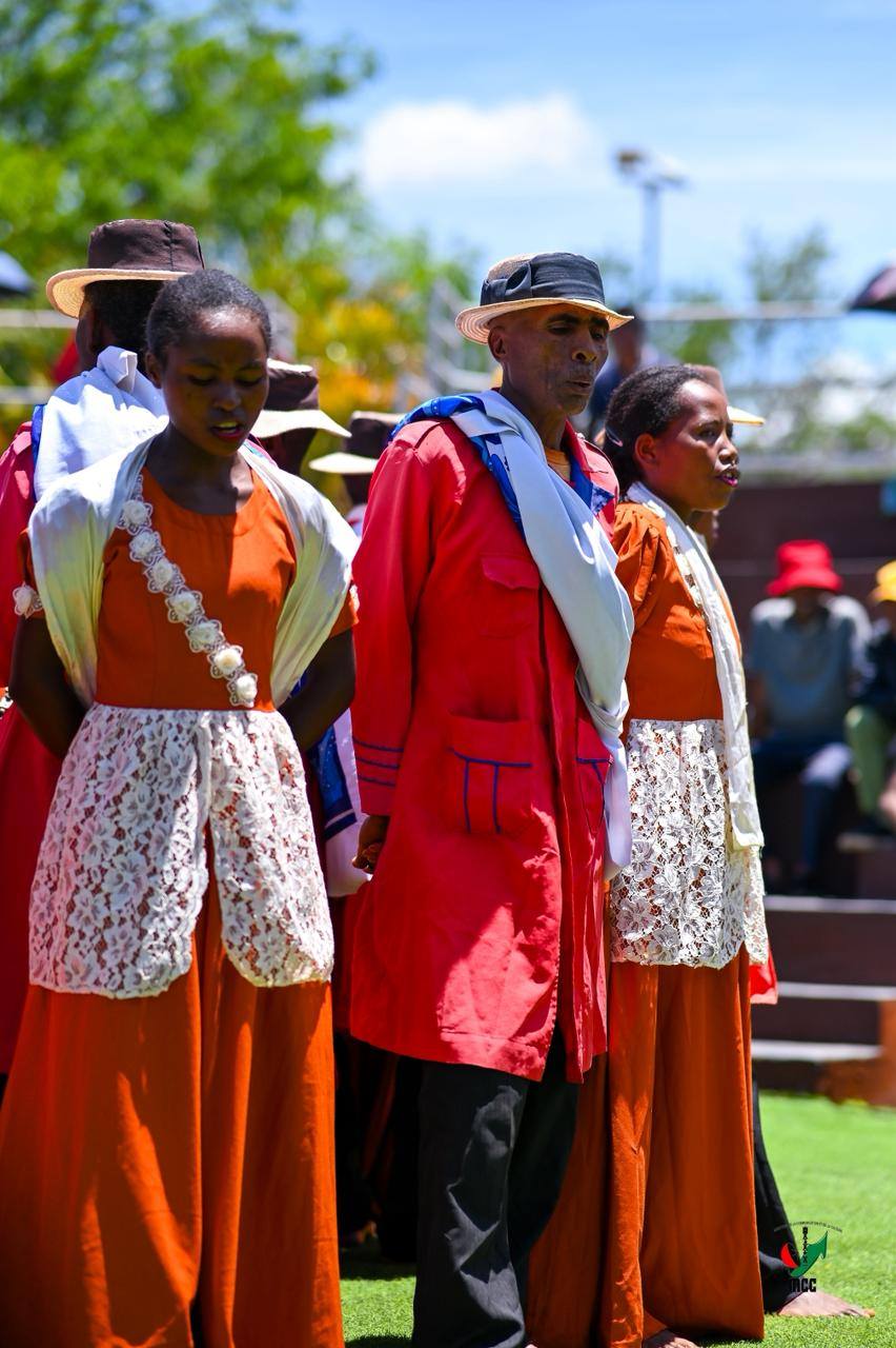 NANKASITRAHAN'NY MINISITERA I RANOELISON , ANDRAREZIN'NY HIRAGASY