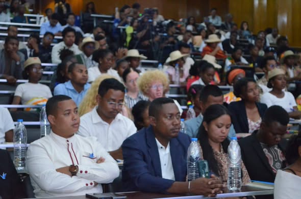 "PARLONS DEVELOPPEMENT - PARLONS REFONDATIONS"