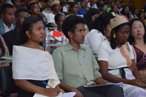 "PARLONS DEVELOPPEMENT - PARLONS REFONDATIONS"