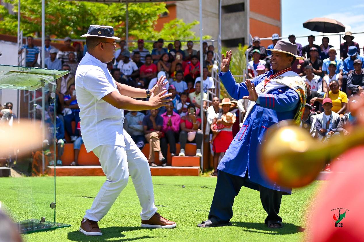 NANKASITRAHAN'NY MINISITERA I RANOELISON , ANDRAREZIN'NY HIRAGASY