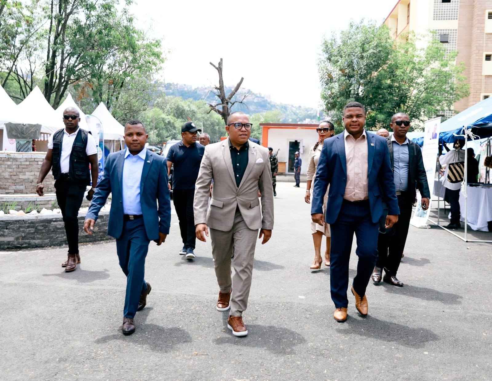 ANDRO IRAISAM-PIRENENA HO AN'NY MPIROTSAKA AN-TSITRAPO.