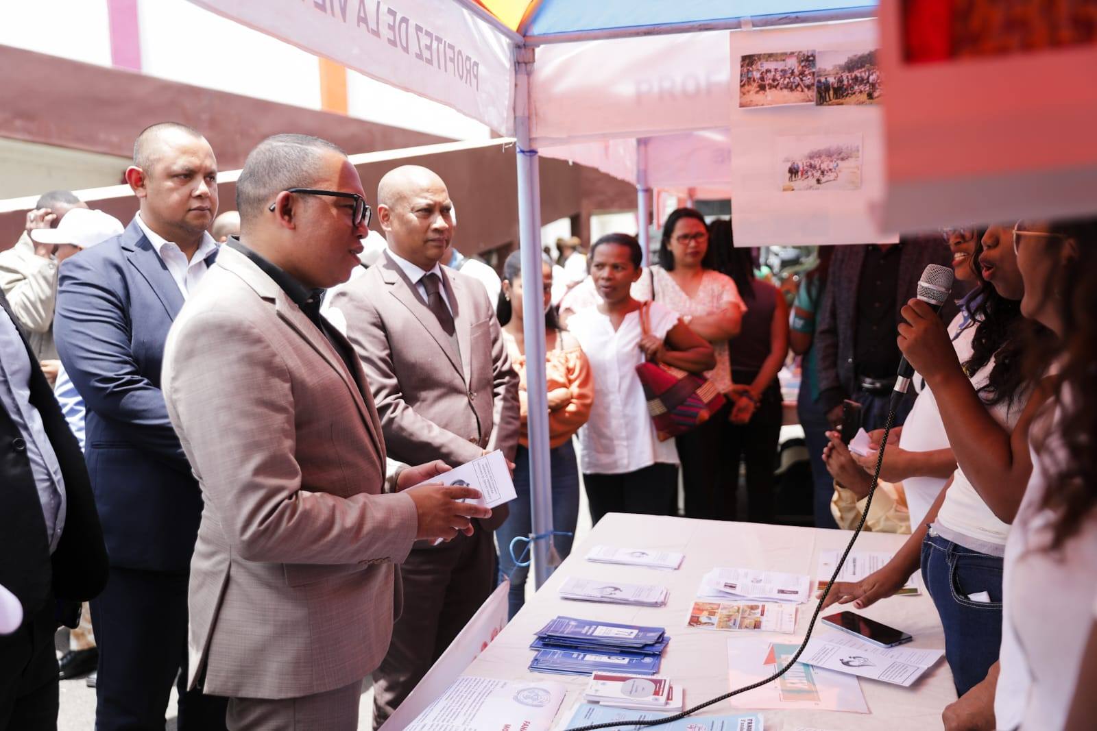 ANDRO IRAISAM-PIRENENA HO AN'NY MPIROTSAKA AN-TSITRAPO.