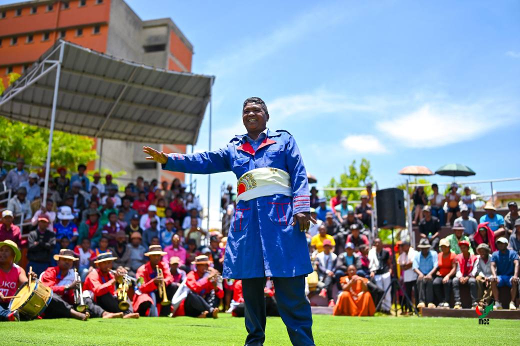 NANKASITRAHAN'NY MINISITERA I RANOELISON , ANDRAREZIN'NY HIRAGASY