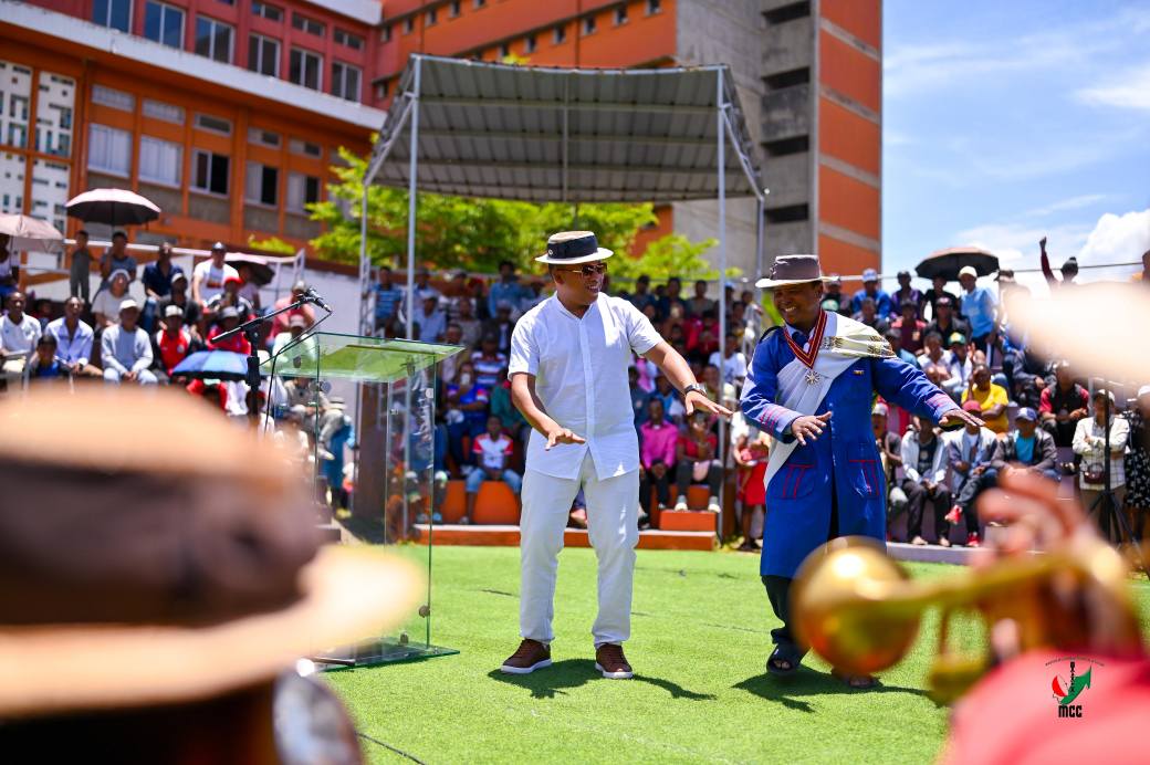 NANKASITRAHAN'NY MINISITERA I RANOELISON , ANDRAREZIN'NY HIRAGASY