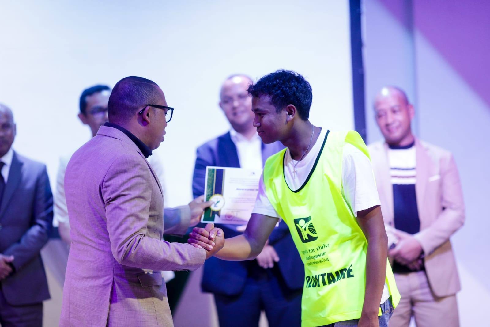 ANDRO IRAISAM-PIRENENA HO AN'NY MPIROTSAKA AN-TSITRAPO.