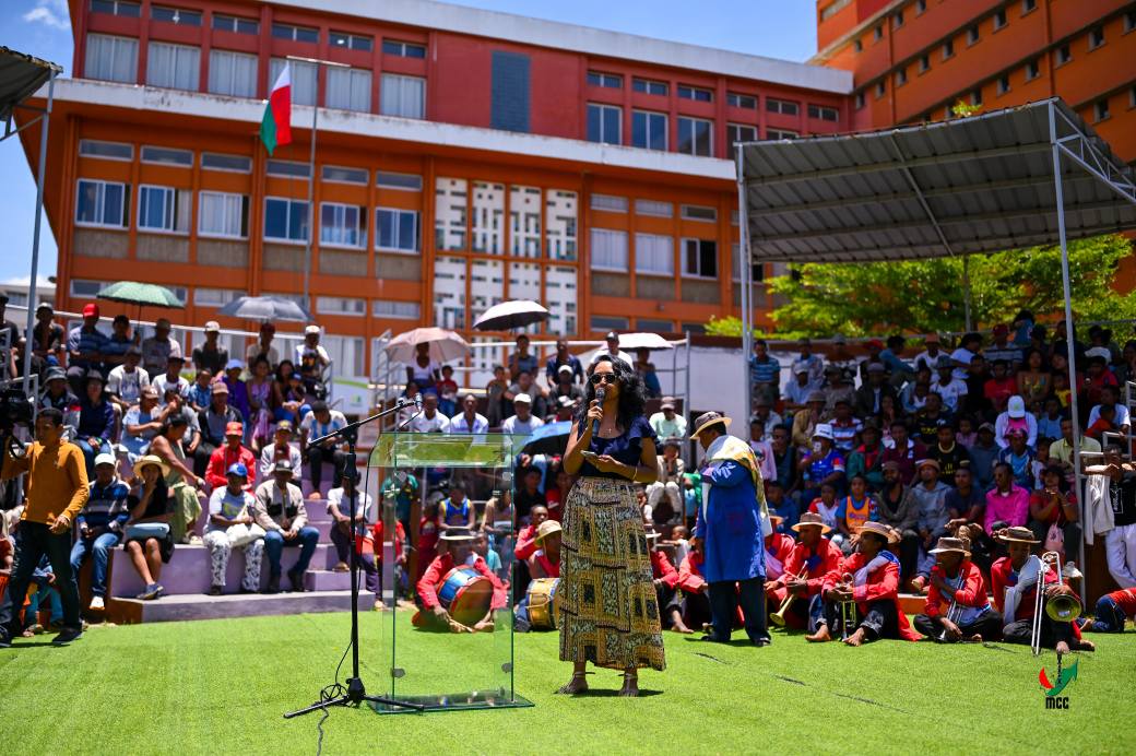 NANKASITRAHAN'NY MINISITERA I RANOELISON , ANDRAREZIN'NY HIRAGASY