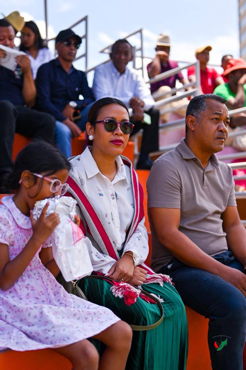 NANKASITRAHAN'NY MINISITERA I RANOELISON , ANDRAREZIN'NY HIRAGASY