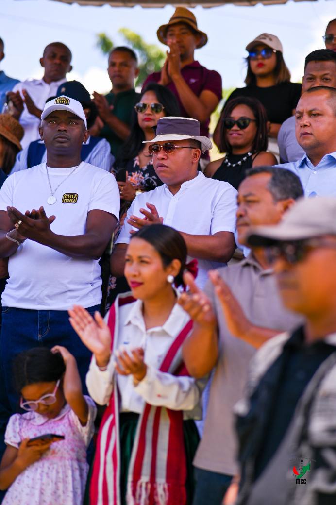 NANKASITRAHAN'NY MINISITERA I RANOELISON , ANDRAREZIN'NY HIRAGASY