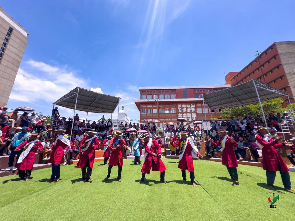 NANKASITRAHAN'NY MINISITERA I RANOELISON , ANDRAREZIN'NY HIRAGASY