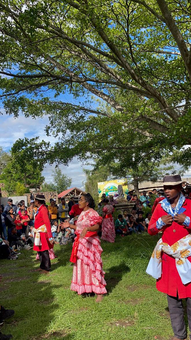 NAHASARIKA IREO MPIANATRY NY ANJERIMANONTOLO NY FAMPISEHOANA HIRAGASY NATAO TENY ANKATSO