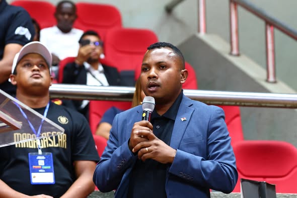 TONGA NANOHANA NY ANKOAY NY MINISITRINY SERASERA SY NY KOLONTSAINA.