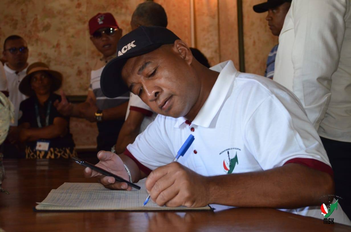 FITSIDIHANA NY VOHITRA AMBOHIMANGA : OMENA TOMBONY KOKOA NY MALAGASY