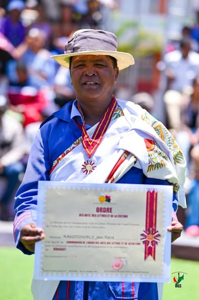 NANKASITRAHAN'NY MINISITERA I RANOELISON , ANDRAREZIN'NY HIRAGASY