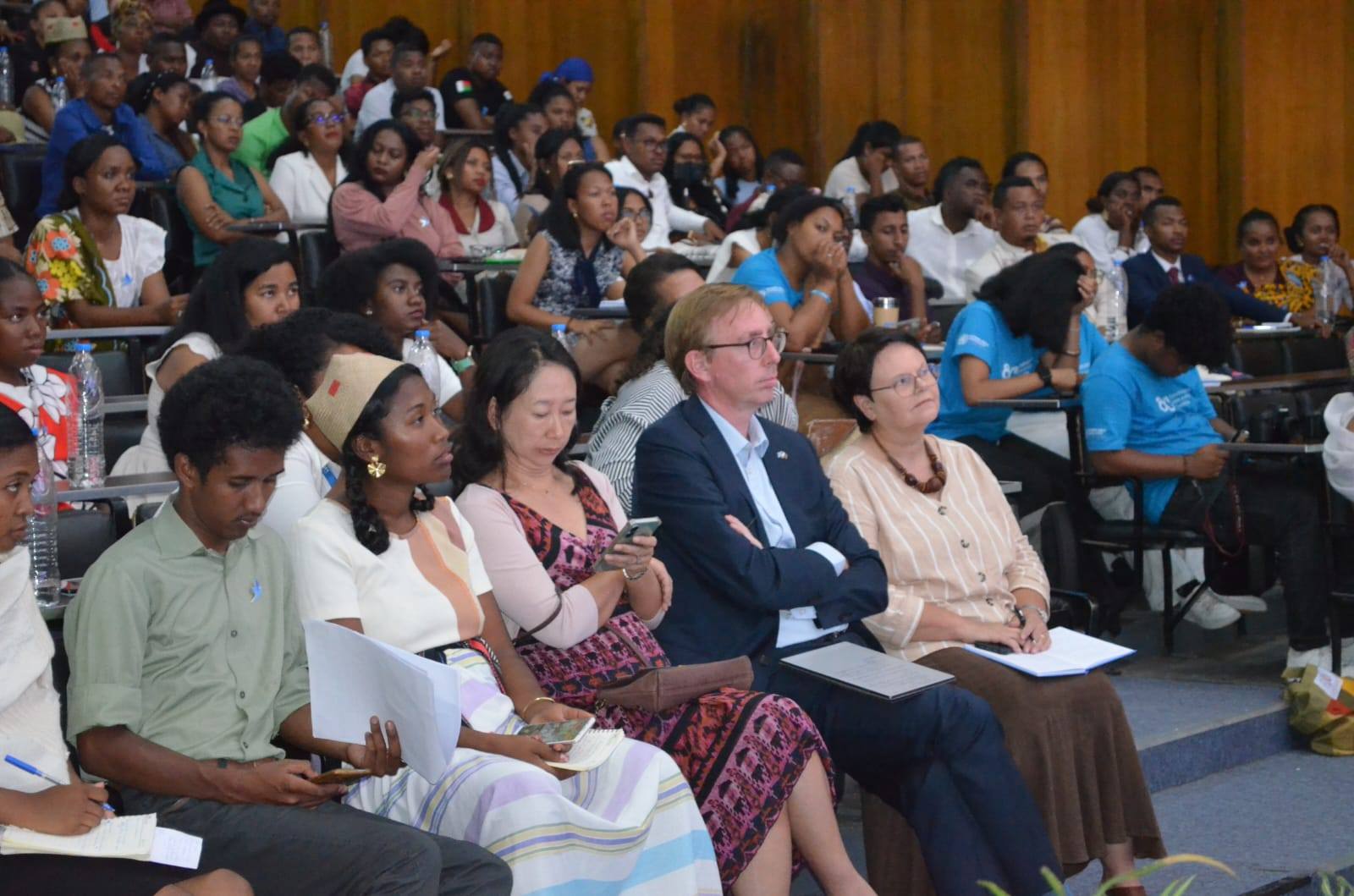 "PARLONS DEVELOPPEMENT - PARLONS REFONDATIONS"