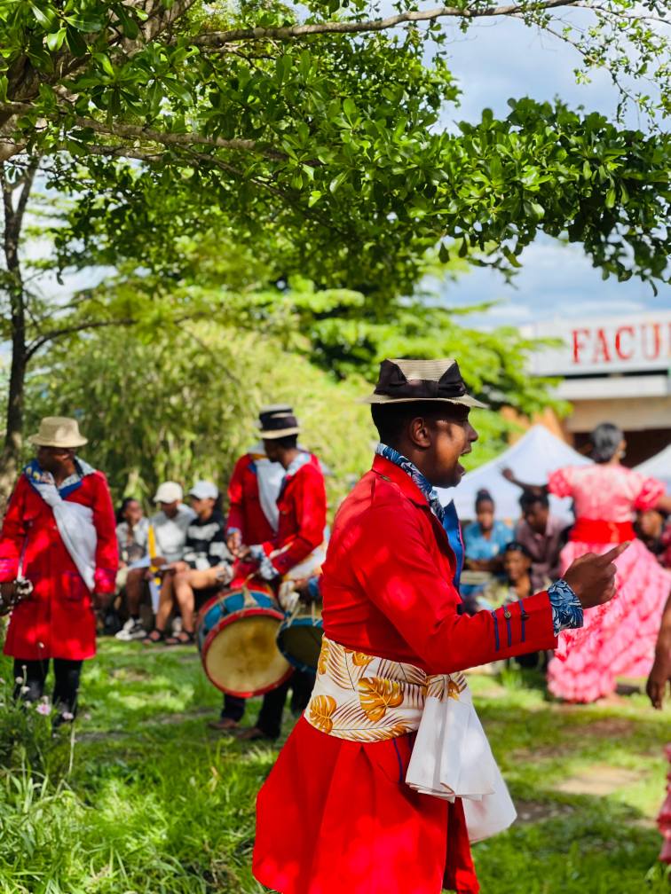 NAHASARIKA IREO MPIANATRY NY ANJERIMANONTOLO NY FAMPISEHOANA HIRAGASY NATAO TENY ANKATSO