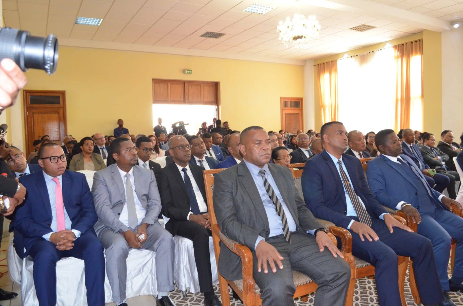 TONTOSA ANDROANY TETSY AMIN’NY FITSARANA TAMPONY ANOSY NY LANONANA ARA-PITSARANA NANATANTERAHANA NY FIAINANA HO AN’IREO TOMPO’ANDRAIKITRA AMBONY MIISA ROA DIA NY TALE JENERALIN’NY ARAI SY NY TALE JENERALIN’NY SAMIFIN .