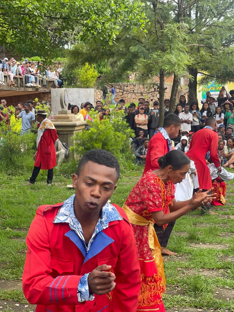 NAHASARIKA IREO MPIANATRY NY ANJERIMANONTOLO NY FAMPISEHOANA HIRAGASY NATAO TENY ANKATSO