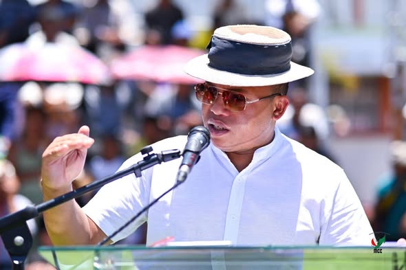 NANKASITRAHAN'NY MINISITERA I RANOELISON , ANDRAREZIN'NY HIRAGASY