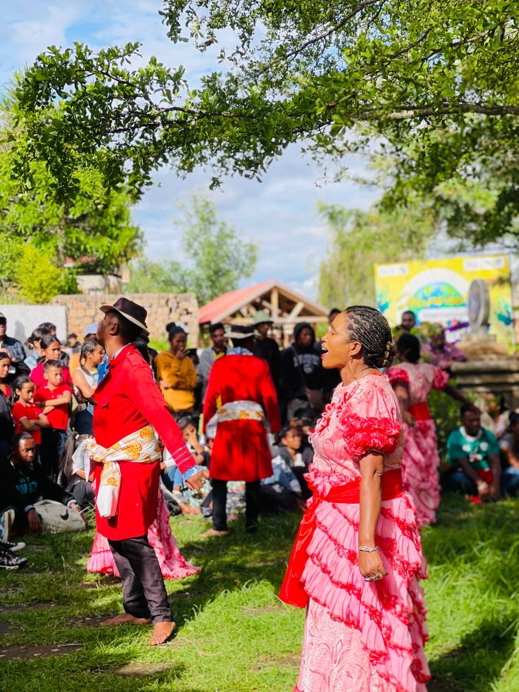 NAHASARIKA IREO MPIANATRY NY ANJERIMANONTOLO NY FAMPISEHOANA HIRAGASY NATAO TENY ANKATSO