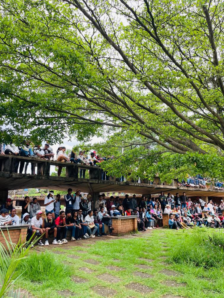 NAHASARIKA IREO MPIANATRY NY ANJERIMANONTOLO NY FAMPISEHOANA HIRAGASY NATAO TENY ANKATSO